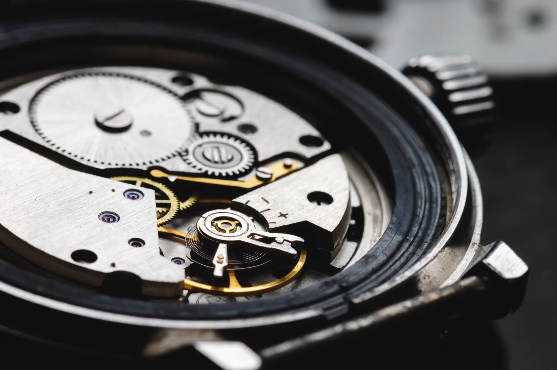 Mécanisme de montre suisse, détail d'engrenages, précision horlogère.